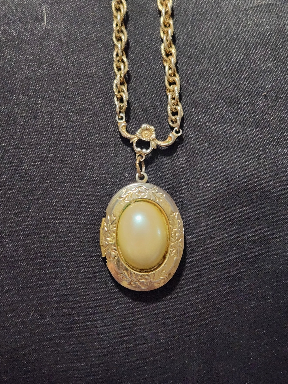 Vintage 1970s Gold Tone Faux Pearl Oval Locket Necklace – Floral Etched